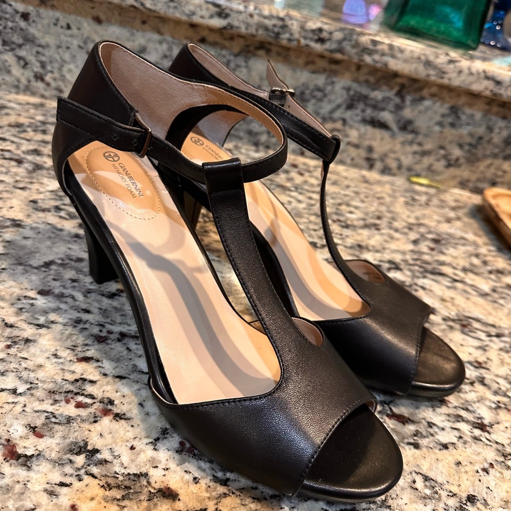 Giani Bernini's Claraa Pumps 10 memory foam - Picture 3 of 6